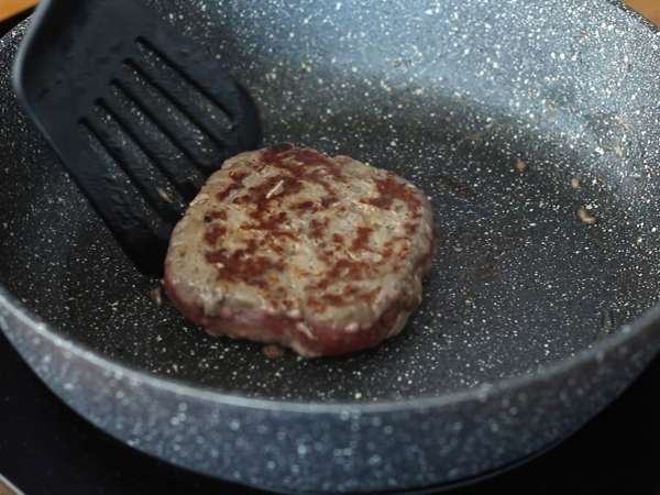 Big Mac Wrap con piadina: la ricetta veloce pronta in 15 minuti - Preparazione tappa 2