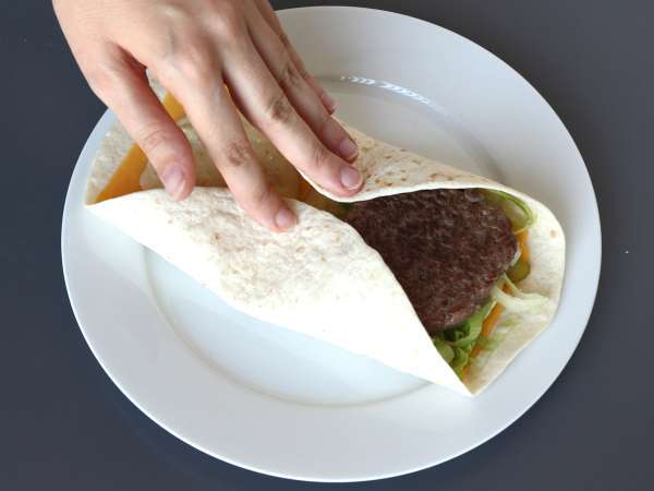Big Mac Wrap con piadina: la ricetta veloce pronta in 15 minuti - Preparazione tappa 7