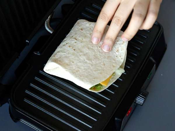 Big Mac Wrap con piadina: la ricetta veloce pronta in 15 minuti - Preparazione tappa 9