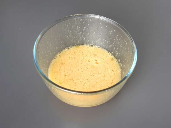 Torta di noci senza farina: ricetta facilissima con soli 4 ingredienti - Preparazione tappa 1