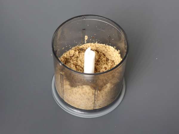 Torta di noci senza farina: ricetta facilissima con soli 4 ingredienti - Preparazione tappa 2