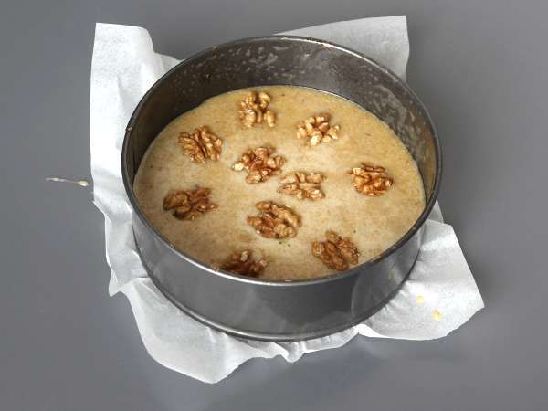 Torta di noci senza farina: ricetta facilissima con soli 4 ingredienti - Preparazione tappa 5