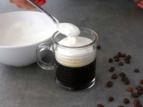 Irish Coffee: la ricetta veloce del famoso caffè irlandese con whisky e panna - Preparazione tappa 3