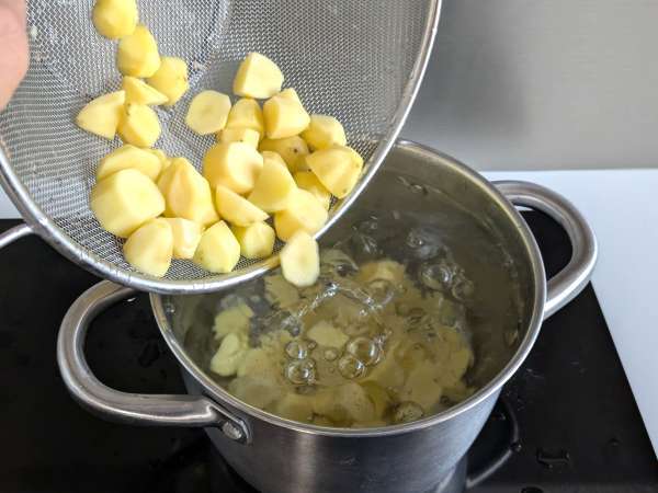 Patate cacio e pepe cremose al forno: il contorno facile che fa impazzire tutti! - Preparazione tappa 2