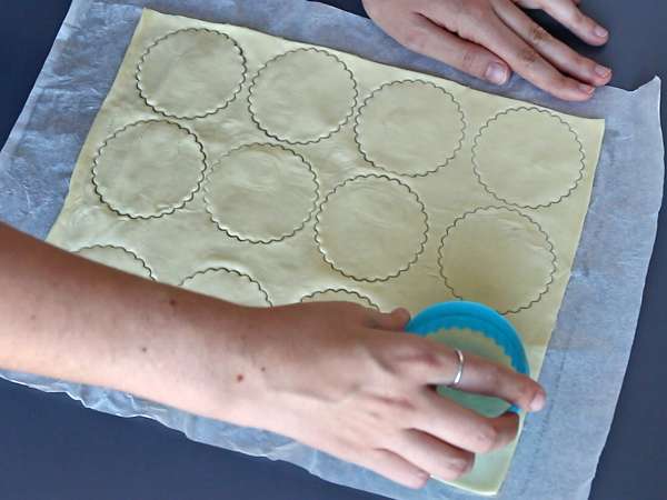 Tartellette di Halloween con funghi e formaggio fresco aromatizzato - Preparazione tappa 1