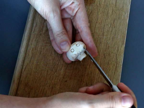 Tartellette di Halloween con funghi e formaggio fresco aromatizzato - Preparazione tappa 4