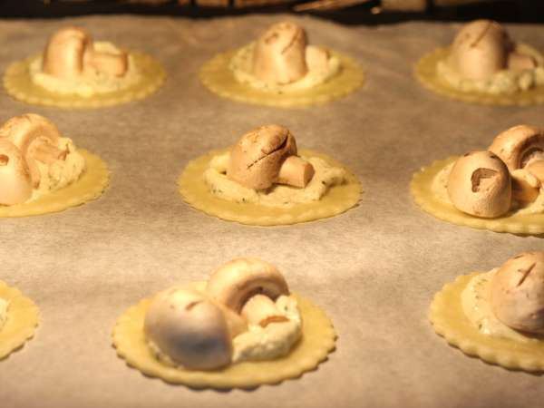 Tartellette di Halloween con funghi e formaggio fresco aromatizzato - Preparazione tappa 7