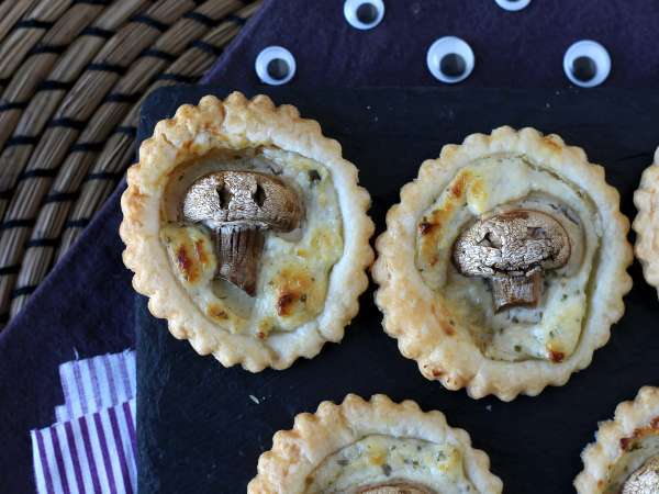 Tartellette di Halloween con funghi e formaggio fresco aromatizzato - Preparazione tappa 8