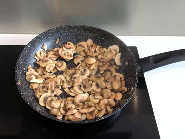 Pasta al forno ai funghi: la ricetta cremosa e filante perfetta per l'autunno - Preparazione tappa 1