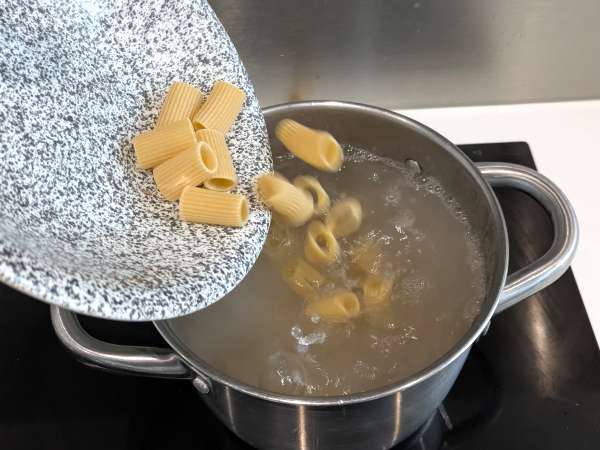 Pasta al forno ai funghi: la ricetta cremosa e filante perfetta per l'autunno - Preparazione tappa 5