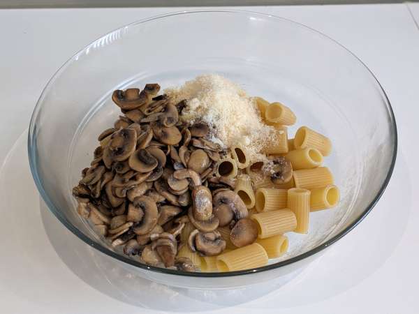 Pasta al forno ai funghi: la ricetta cremosa e filante perfetta per l'autunno - Preparazione tappa 6