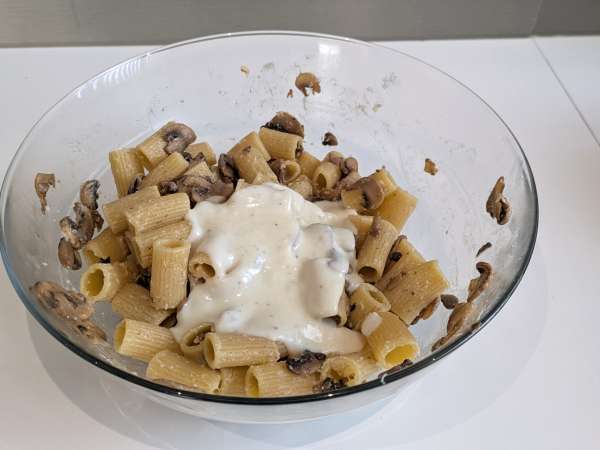 Pasta al forno ai funghi: la ricetta cremosa e filante perfetta per l'autunno - Preparazione tappa 7