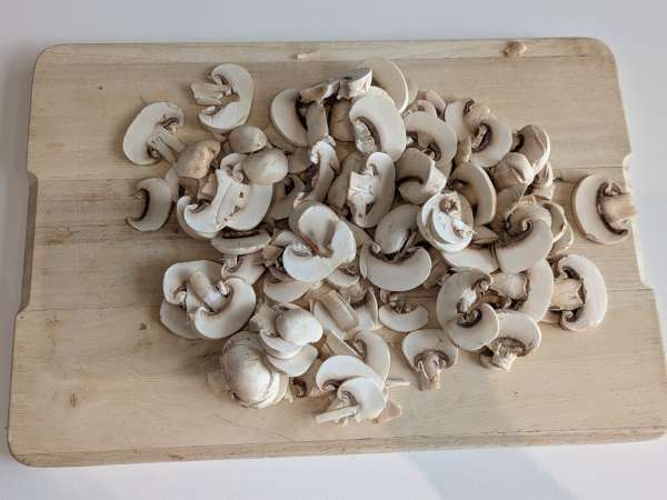 Pasta cremosa con funghi e panna: un primo piatto semplice dal sapore autentico - Preparazione tappa 1