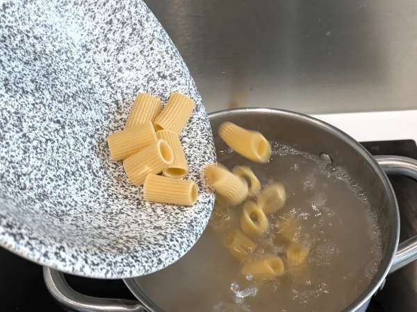 Pasta cremosa con funghi e panna: un primo piatto semplice dal sapore autentico - Preparazione tappa 3