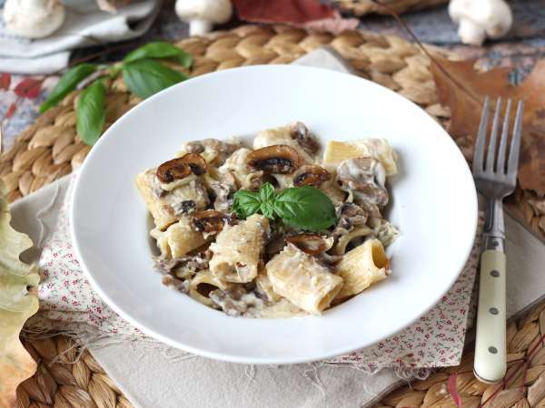 Pasta cremosa con funghi e panna: un primo piatto semplice dal sapore autentico - Preparazione tappa 4