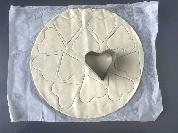 Biscotti fantasma: la ricetta di Halloween più facile e divertente da realizzare con i bambini - Preparazione tappa 1