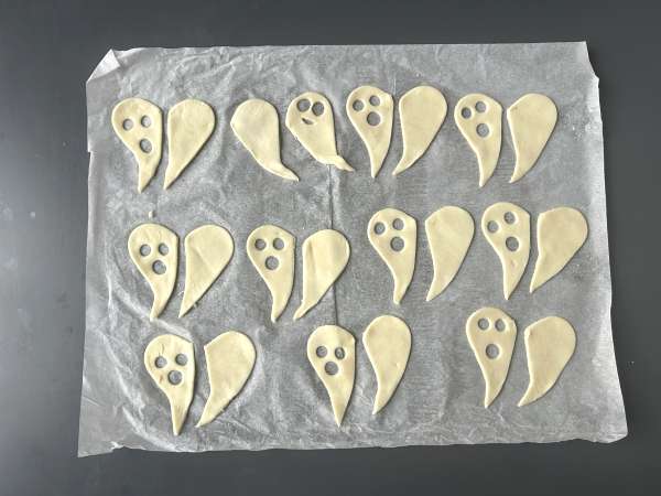 Biscotti fantasma: la ricetta di Halloween più facile e divertente da realizzare con i bambini - Preparazione tappa 3