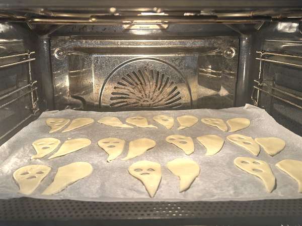 Biscotti fantasma: la ricetta di Halloween più facile e divertente da realizzare con i bambini - Preparazione tappa 4