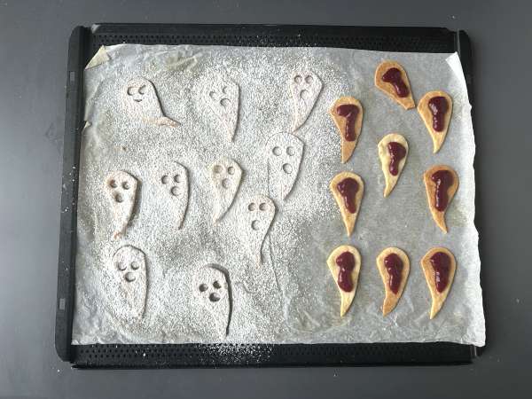 Biscotti fantasma: la ricetta di Halloween più facile e divertente da realizzare con i bambini - Preparazione tappa 5