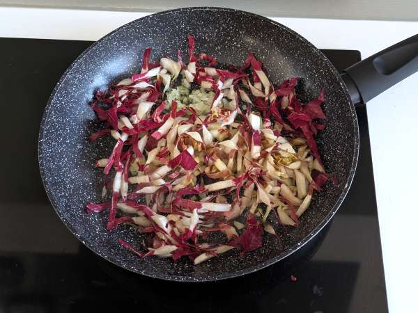 Pasta cremosa con radicchio, speck croccante e noci: ricetta veloce e irresistibile - Preparazione tappa 2