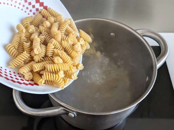 Pasta cremosa con radicchio, speck croccante e noci: ricetta veloce e irresistibile - Preparazione tappa 3