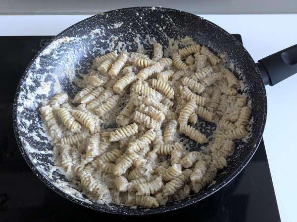 Pasta cremosa con radicchio, speck croccante e noci: ricetta veloce e irresistibile - Preparazione tappa 6