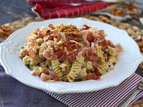 Pasta cremosa con radicchio, speck croccante e noci: ricetta veloce e irresistibile - Preparazione tappa 7