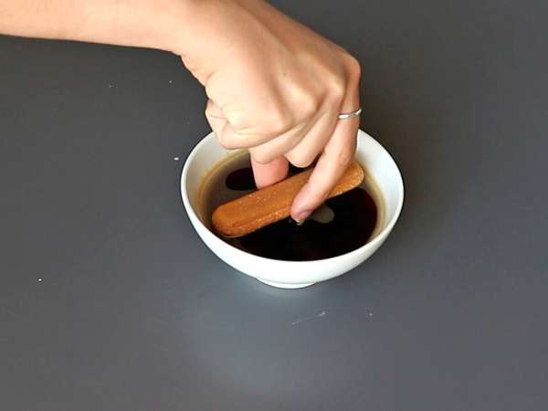 Tronchetto chalet al caffè: il dolce di Natale senza stampo che conquista tutti - Preparazione tappa 2