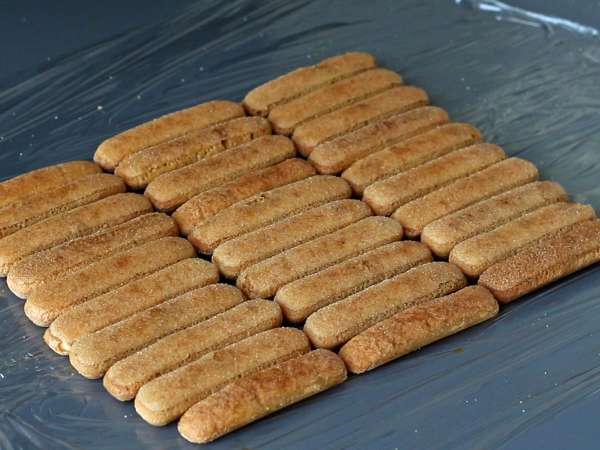 Tronchetto chalet al caffè: il dolce di Natale senza stampo che conquista tutti - Preparazione tappa 3