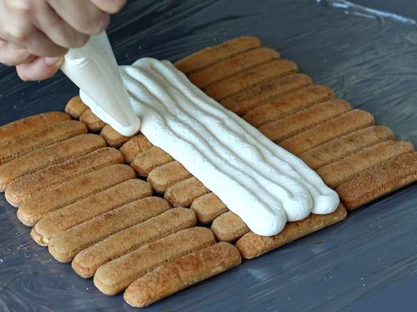 Tronchetto chalet al caffè: il dolce di Natale senza stampo che conquista tutti - Preparazione tappa 4