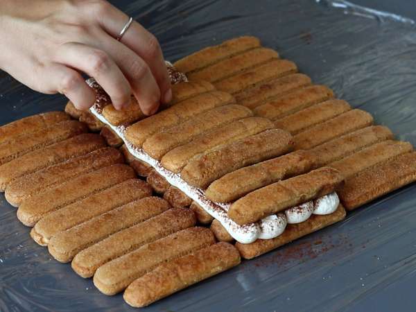 Tronchetto chalet al caffè: il dolce di Natale senza stampo che conquista tutti - Preparazione tappa 6