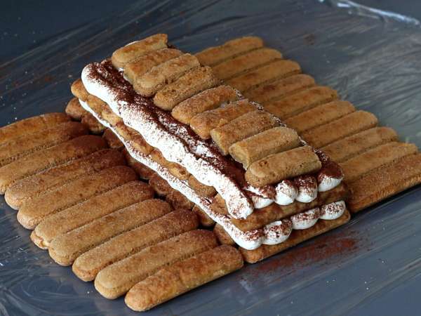 Tronchetto chalet al caffè: il dolce di Natale senza stampo che conquista tutti - Preparazione tappa 7