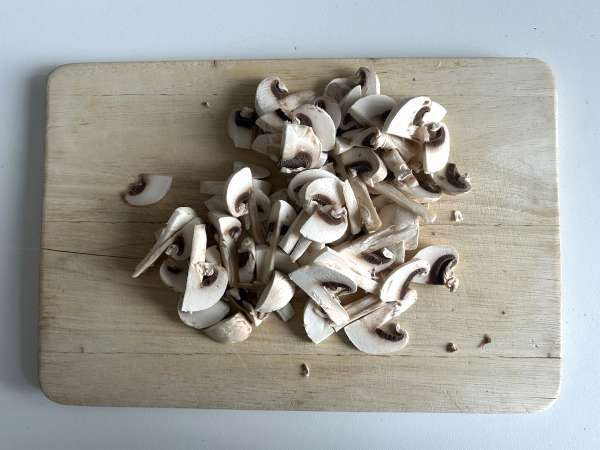 Funghi in padella: il contorno veloce e saporito perfetto per ogni piatto - Preparazione tappa 1