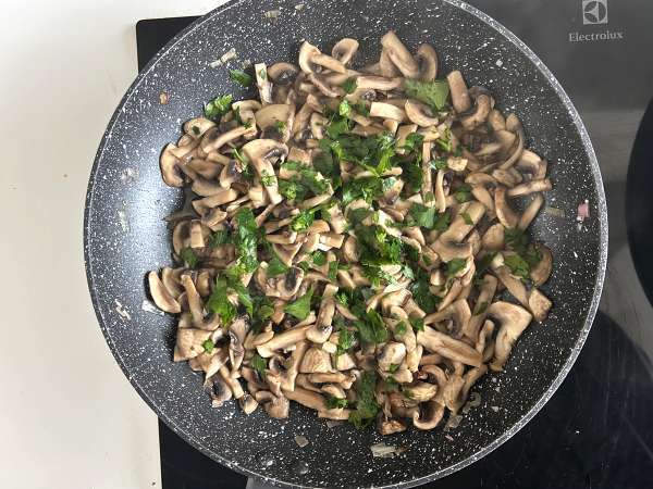 Funghi in padella: il contorno veloce e saporito perfetto per ogni piatto - Preparazione tappa 6