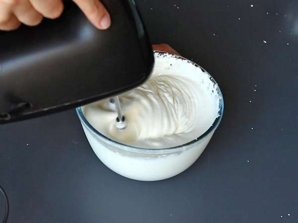 Tronchetto di Natale senza cottura con savoiardi e frutti di bosco - Preparazione tappa 1