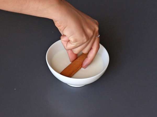 Tronchetto di Natale senza cottura con savoiardi e frutti di bosco - Preparazione tappa 2