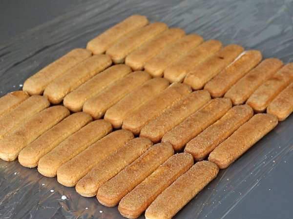 Tronchetto di Natale senza cottura con savoiardi e frutti di bosco - Preparazione tappa 3