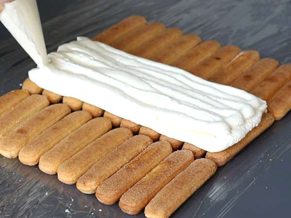 Tronchetto di Natale senza cottura con savoiardi e frutti di bosco - Preparazione tappa 4