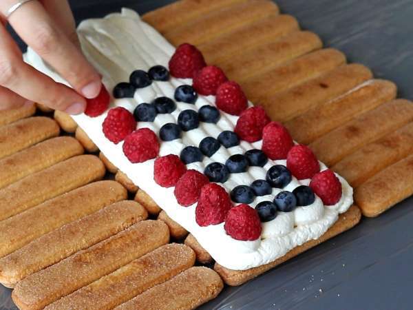 Tronchetto di Natale senza cottura con savoiardi e frutti di bosco - Preparazione tappa 5