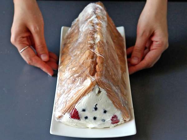 Tronchetto di Natale senza cottura con savoiardi e frutti di bosco - Preparazione tappa 7