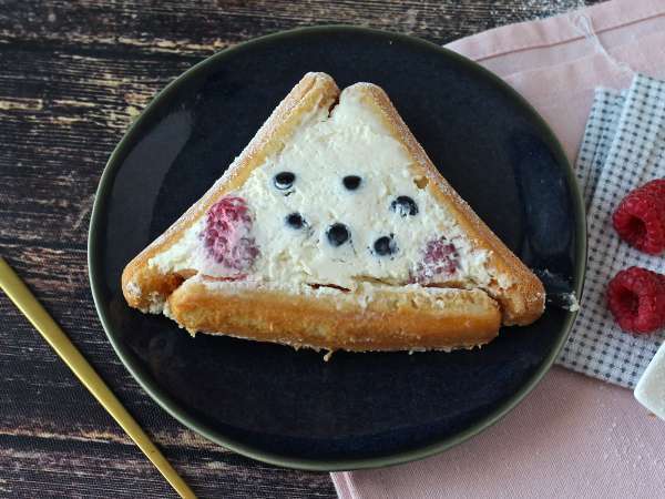 Tronchetto di Natale senza cottura con savoiardi e frutti di bosco - Preparazione tappa 9