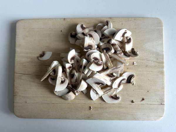 Uova in cocotte con funghi: la ricetta facile, cremosa e irresistibile - Preparazione tappa 1