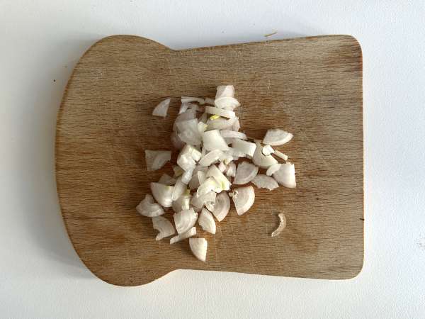 Uova in cocotte con funghi: la ricetta facile, cremosa e irresistibile - Preparazione tappa 2