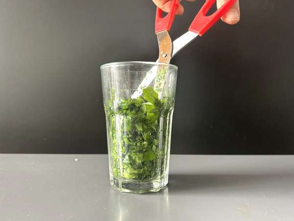 Uova in cocotte con funghi: la ricetta facile, cremosa e irresistibile - Preparazione tappa 3