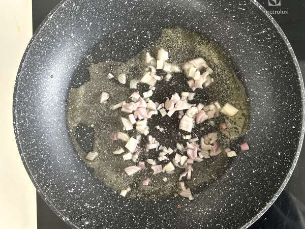 Uova in cocotte con funghi: la ricetta facile, cremosa e irresistibile - Preparazione tappa 4