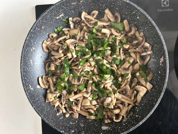 Uova in cocotte con funghi: la ricetta facile, cremosa e irresistibile - Preparazione tappa 6