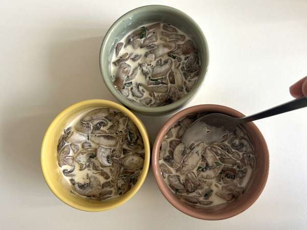 Uova in cocotte con funghi: la ricetta facile, cremosa e irresistibile - Preparazione tappa 7