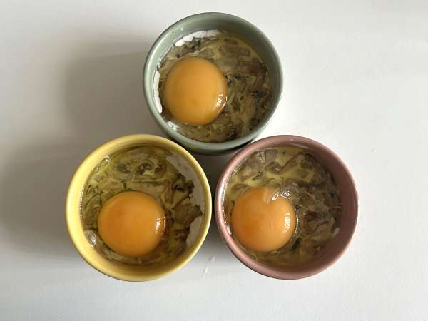 Uova in cocotte con funghi: la ricetta facile, cremosa e irresistibile - Preparazione tappa 8