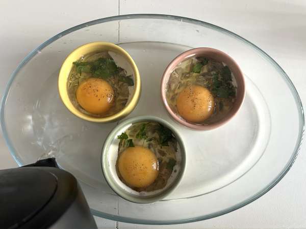 Uova in cocotte con funghi: la ricetta facile, cremosa e irresistibile - Preparazione tappa 9