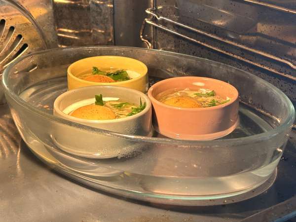 Uova in cocotte con funghi: la ricetta facile, cremosa e irresistibile - Preparazione tappa 10